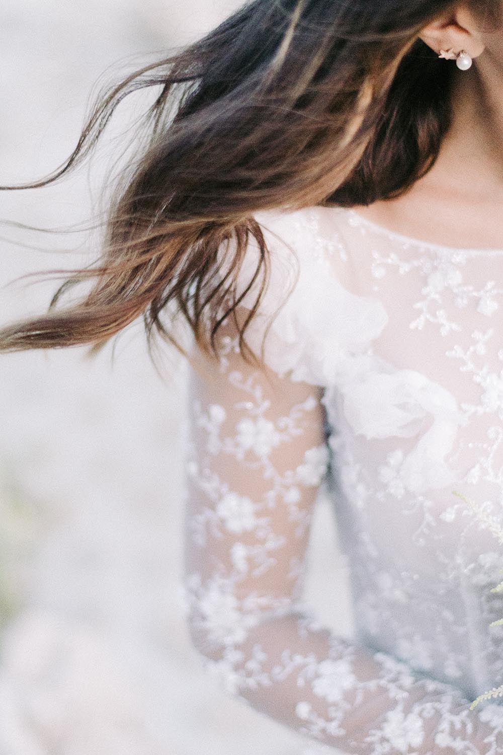Détail d’une robe de mariée couture sur la Côte d’Azur